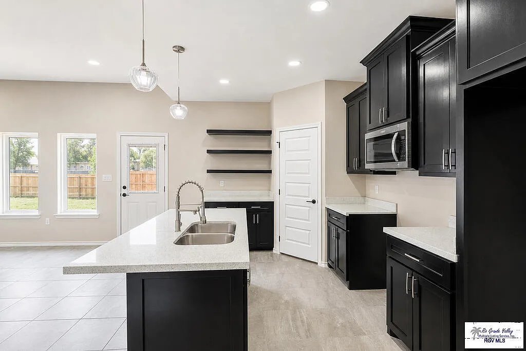 17982 Redwood Street · 4