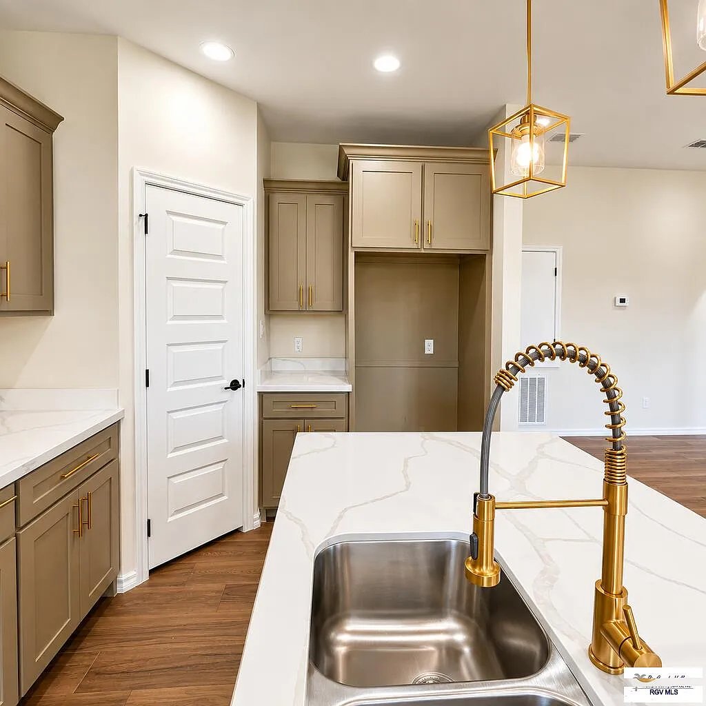 17993 Spruce Street · 7